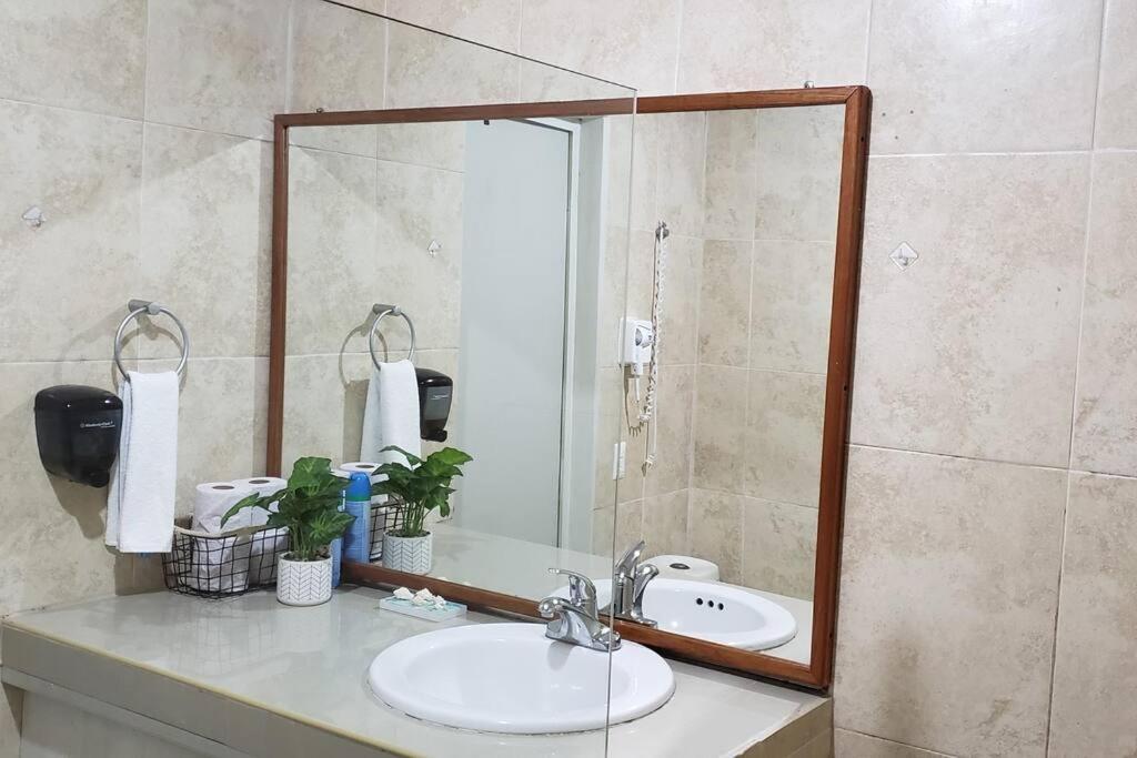 Departamento Comodo Centrico Tv Ac Wifi Cocina Parking, Letra C シウダー・バージェス エクステリア 写真